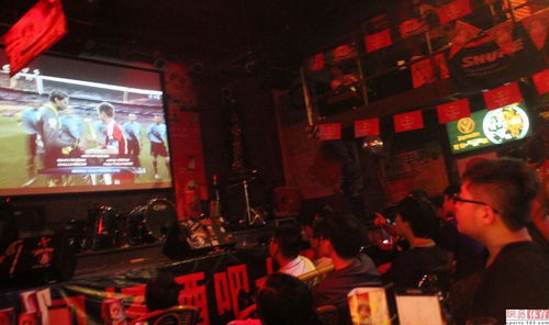 欧冠决赛夜，中国球迷酒吧熬夜狂欢，“长腿女神”意外抢镜成热议焦点